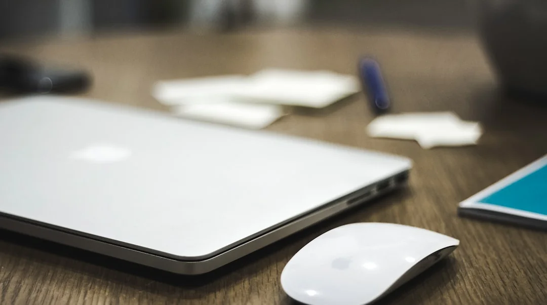 Un espace de travail élégant avec un ordinateur portable et des écrans affichant un logiciel de conception.